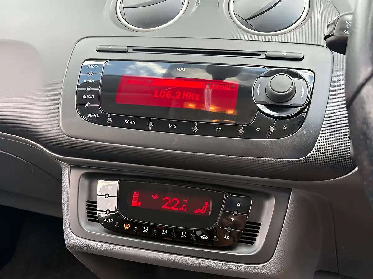 Used 2011 SEAT Ibiza Se Copa Nevada White - Interior and Exterior details 11