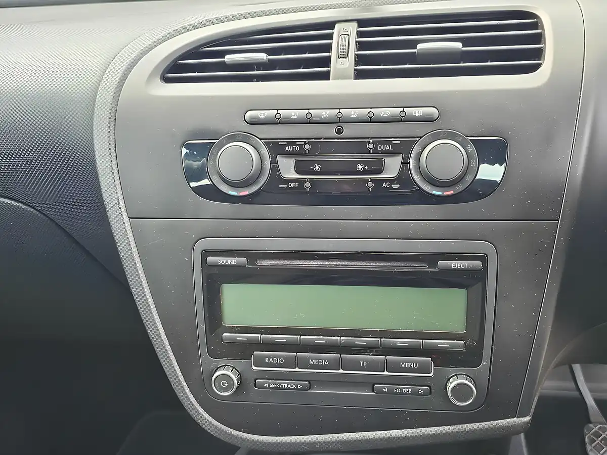 Used 2011 SEAT Leon Copa White - Interior and Exterior details 16