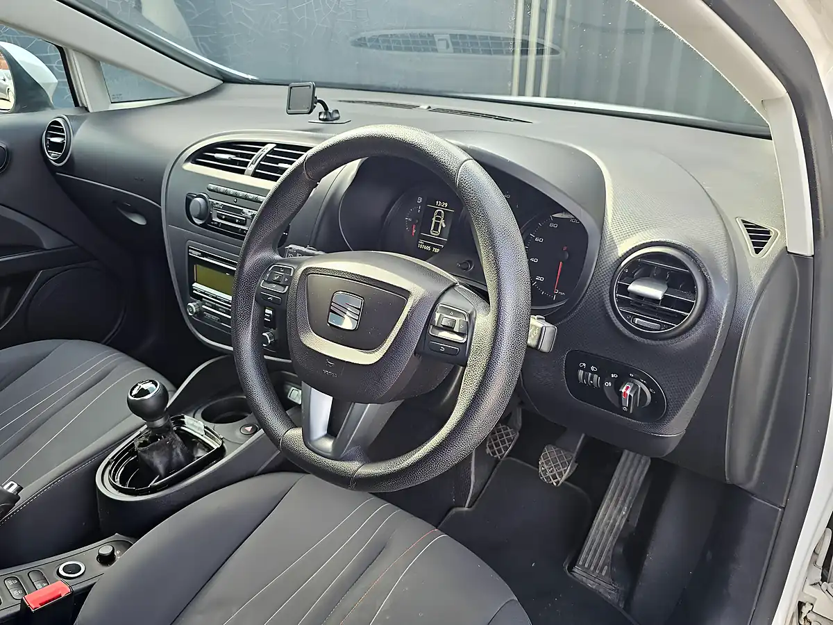 Used 2011 SEAT Leon Copa White - Interior and Exterior details 6