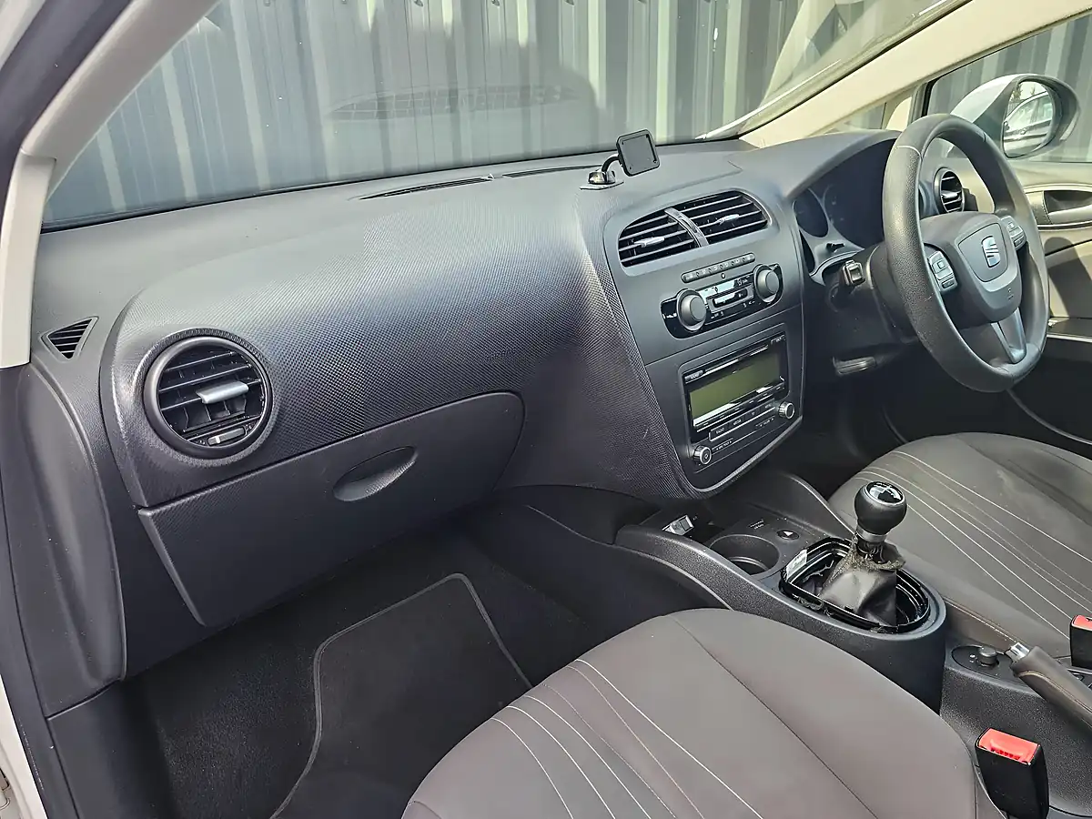 Used 2011 SEAT Leon Copa White - Interior and Exterior details 7