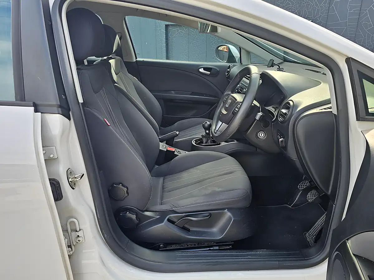Used 2011 SEAT Leon Copa White - Interior and Exterior details 9
