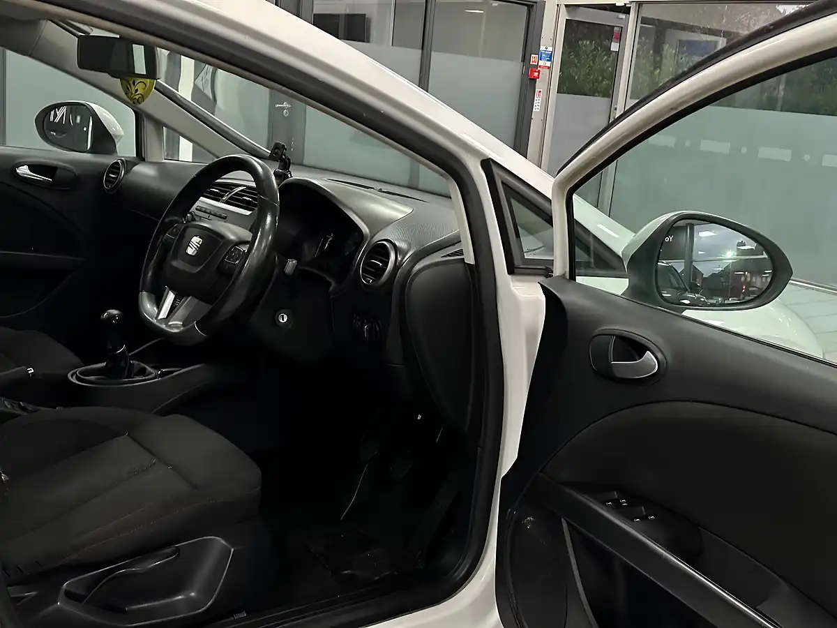Used 2011 SEAT Leon Fr White - Interior and Exterior details 11