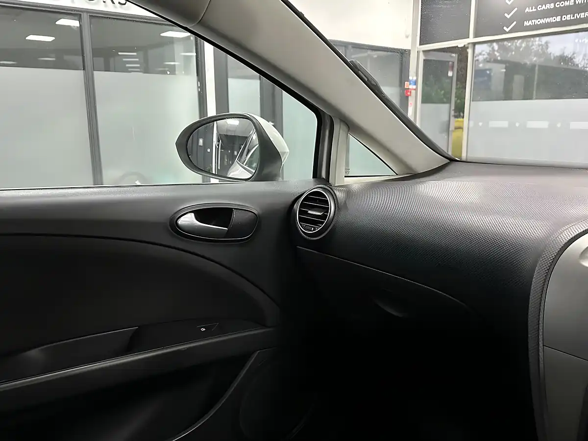 Used 2011 SEAT Leon Fr White - Interior and Exterior details 16