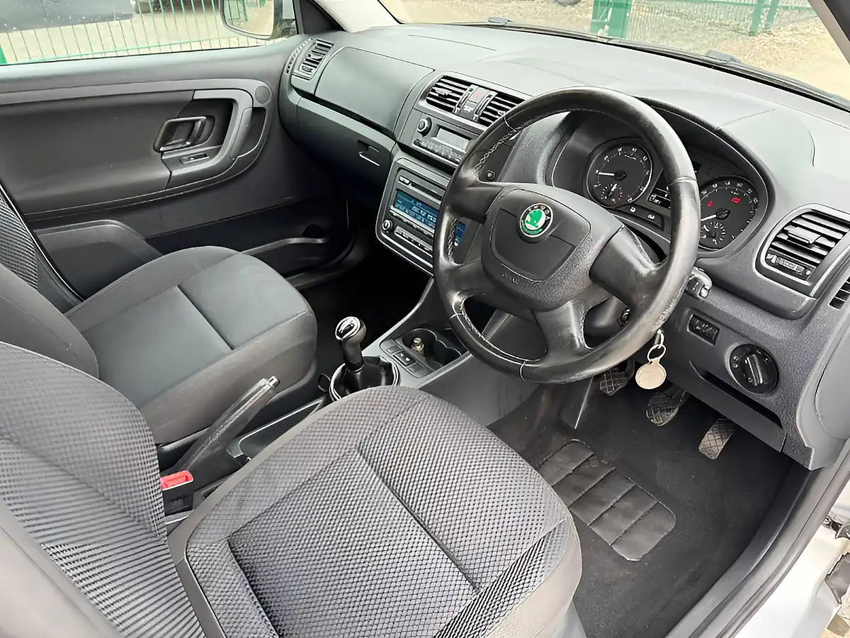 Used 2011 Skoda Fabia Elegance Silver - Interior and Exterior details 8