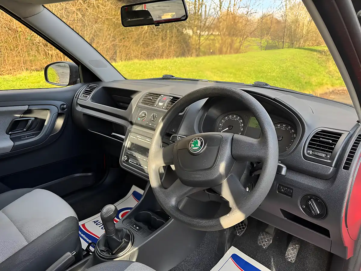 Used 2011 Skoda Fabia S Red - Interior and Exterior details 15