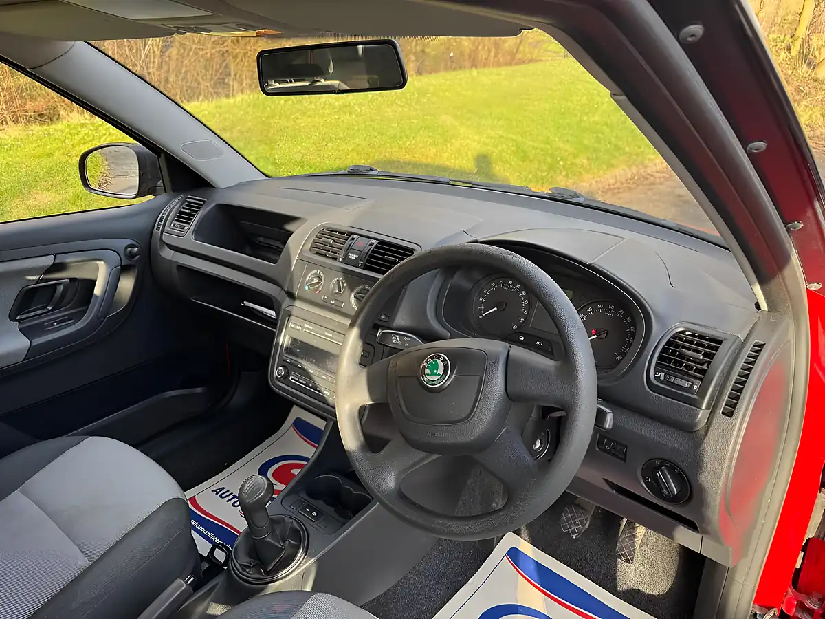Used 2011 Skoda Fabia S Red - Interior and Exterior details 18