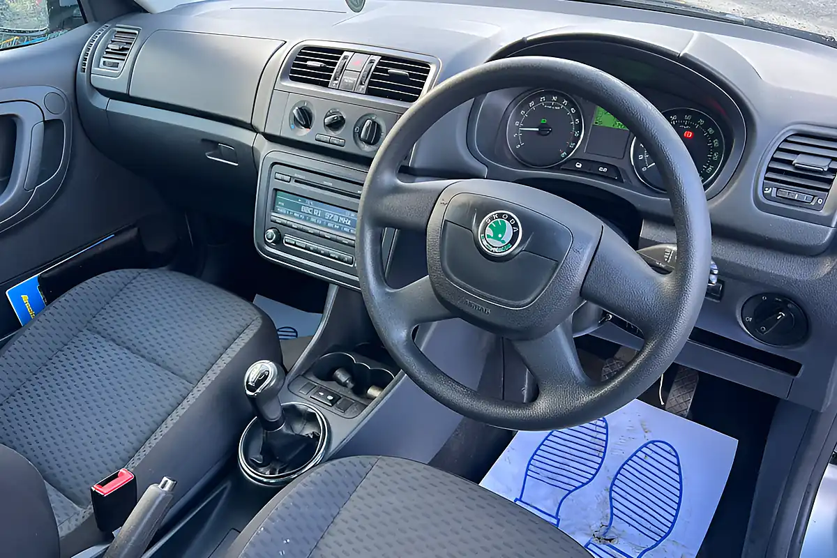 Used 2011 Skoda Fabia Se Silver - Interior and Exterior details 10