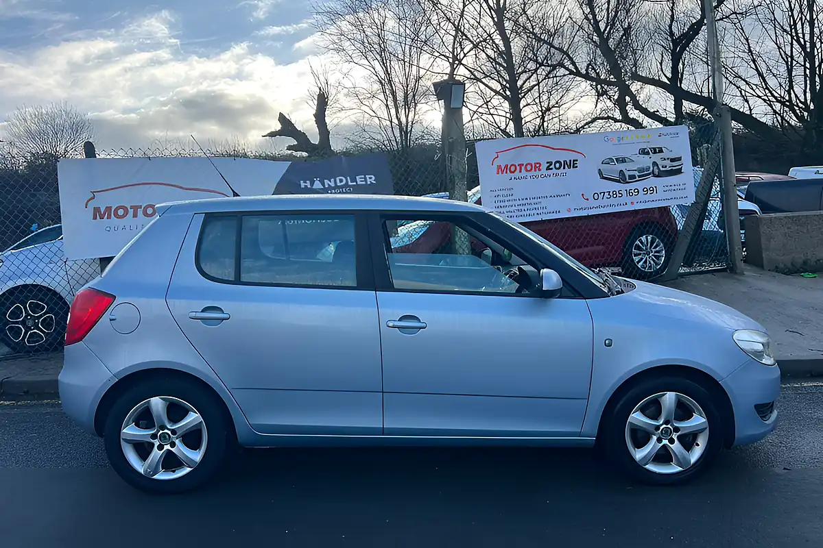 Used 2011 Skoda Fabia Se Silver - Interior and Exterior details 4
