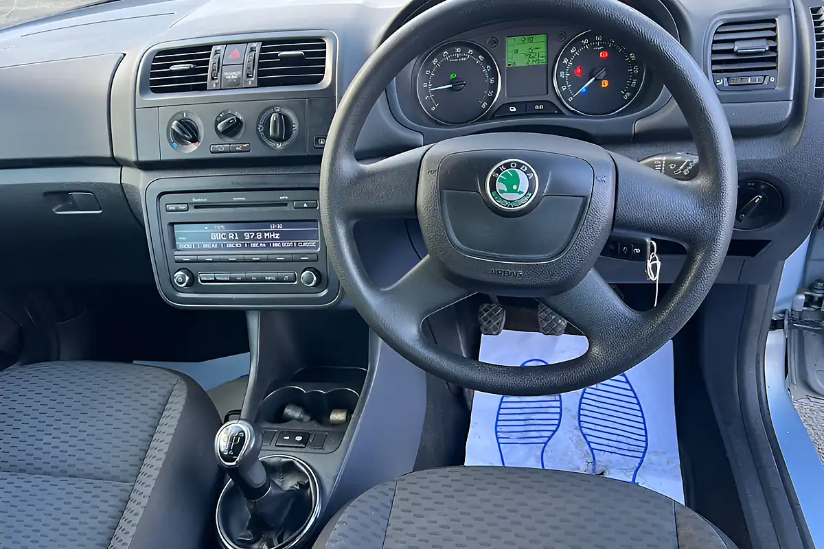 Used 2011 Skoda Fabia Se Silver - Interior and Exterior details 9