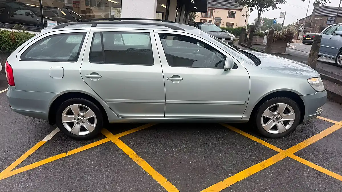 Used 2011 Skoda Octavia Elegance Metallic Green - Interior and Exterior details 12