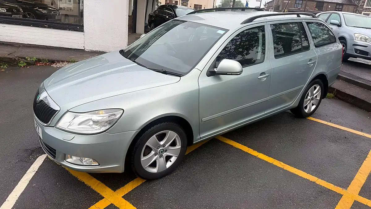 Used 2011 Skoda Octavia Elegance Metallic Green - Interior and Exterior details 3
