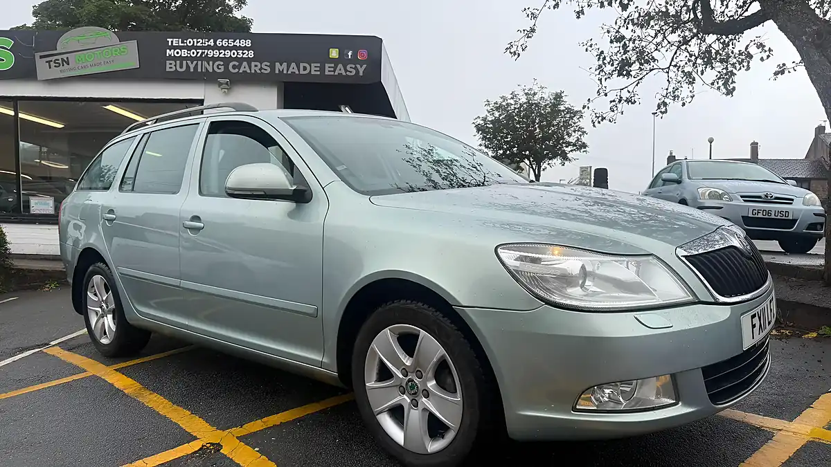 Used 2011 Skoda Octavia Elegance Metallic Green - Interior and Exterior details 8