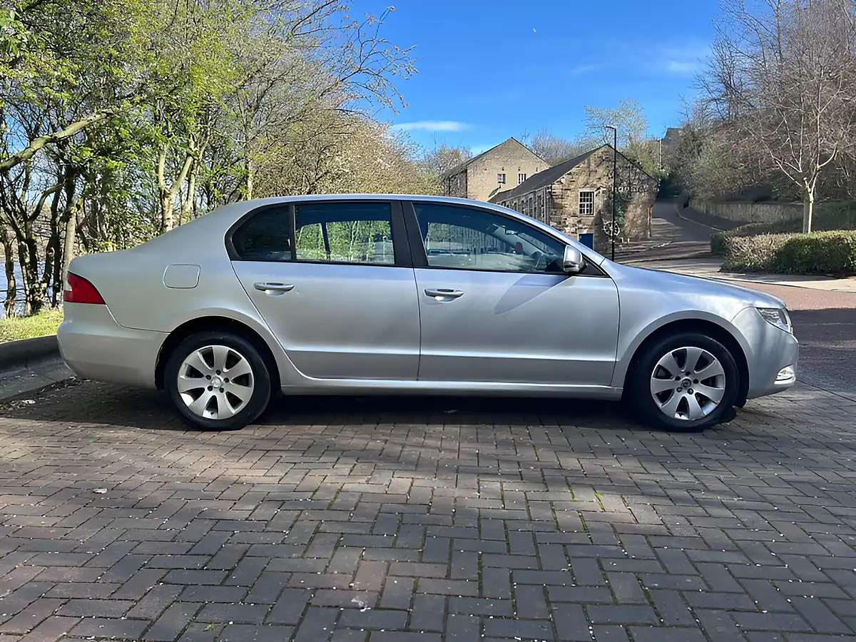 Used 2011 Skoda Superb S Silver - Interior and Exterior details 5