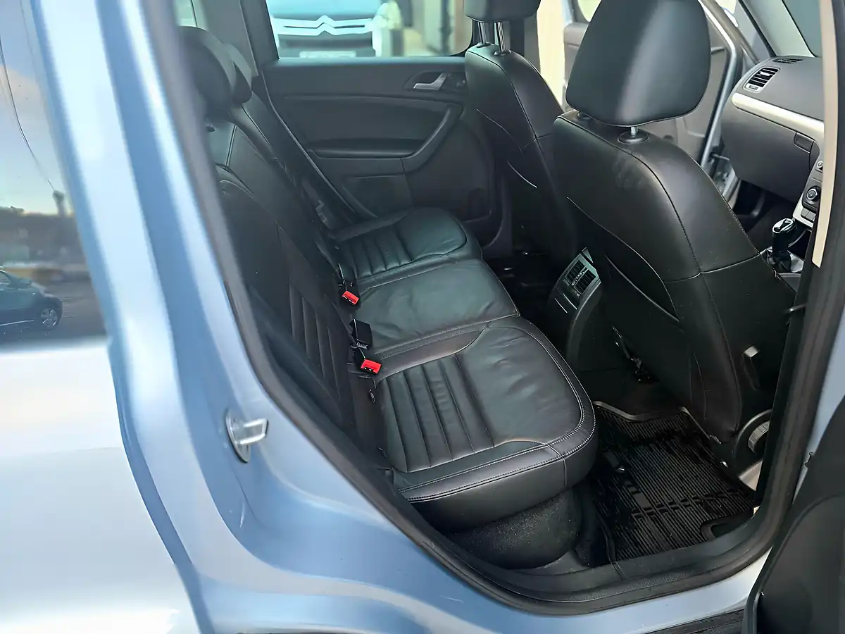 Used 2011 Skoda Yeti Elegance Blue - Interior and Exterior details 14