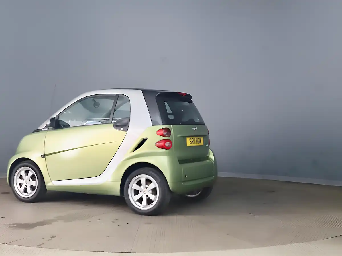 Used 2011 Smart Fortwo Passion Softtouch Silver - Interior and Exterior details 3