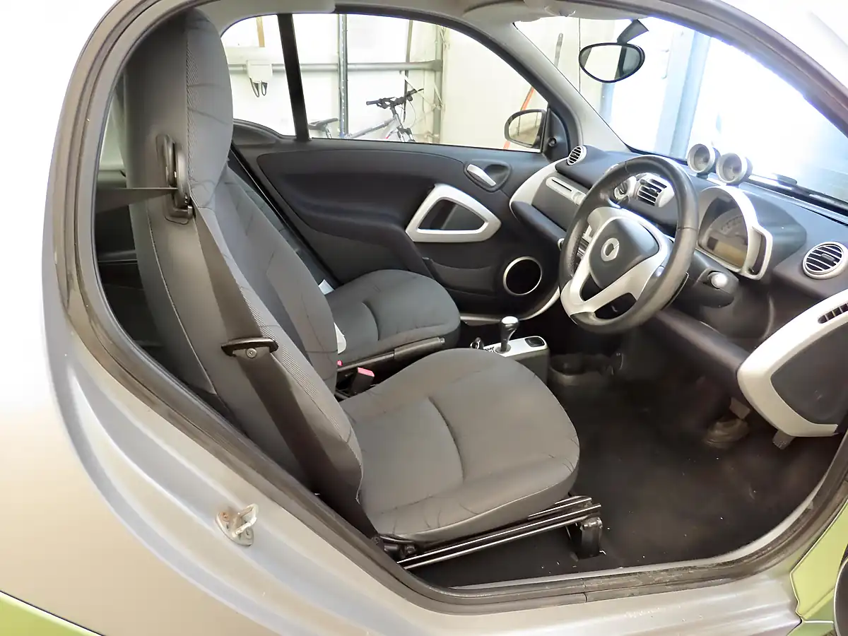 Used 2011 Smart Fortwo Passion Softtouch Silver - Interior and Exterior details 7