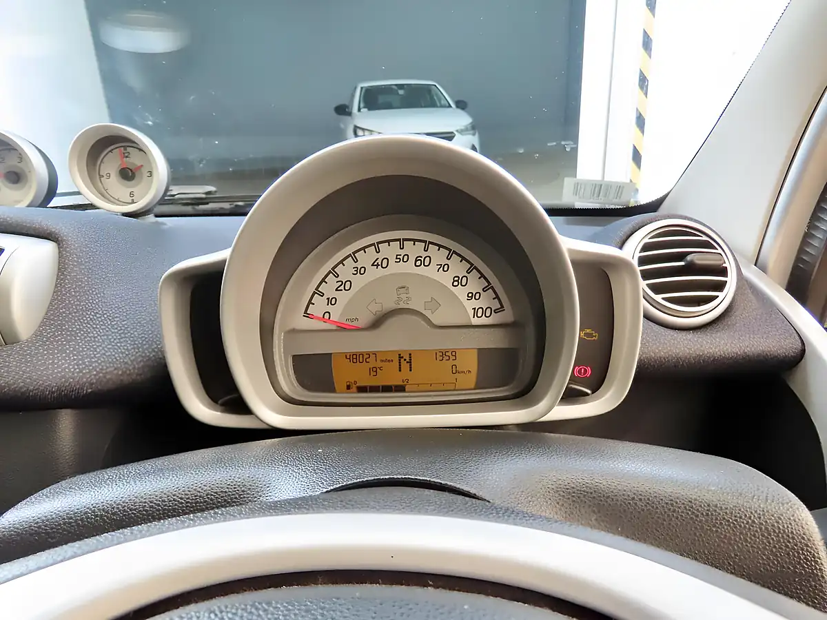 Used 2011 Smart Fortwo Passion Softtouch Silver - Interior and Exterior details 8
