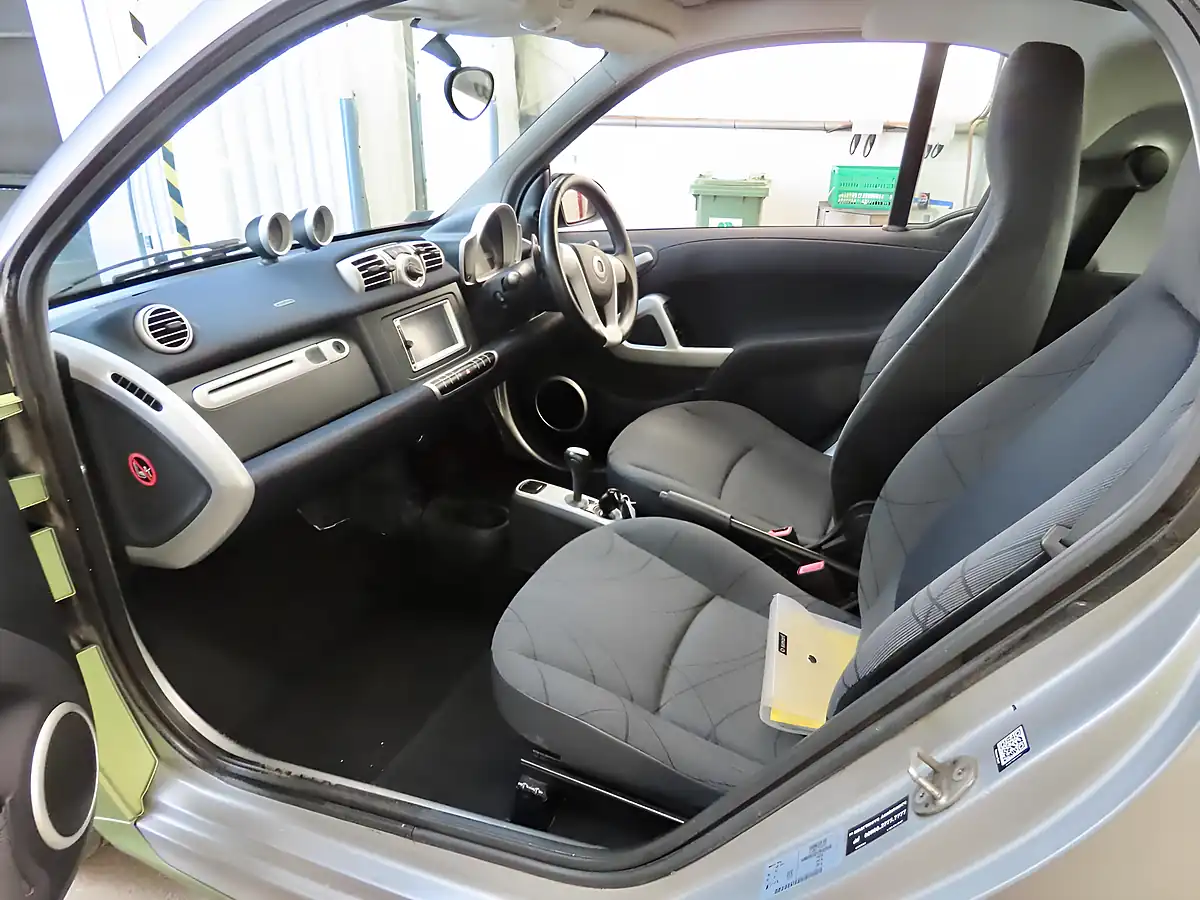 Used 2011 Smart Fortwo Passion Softtouch Silver - Interior and Exterior details 9