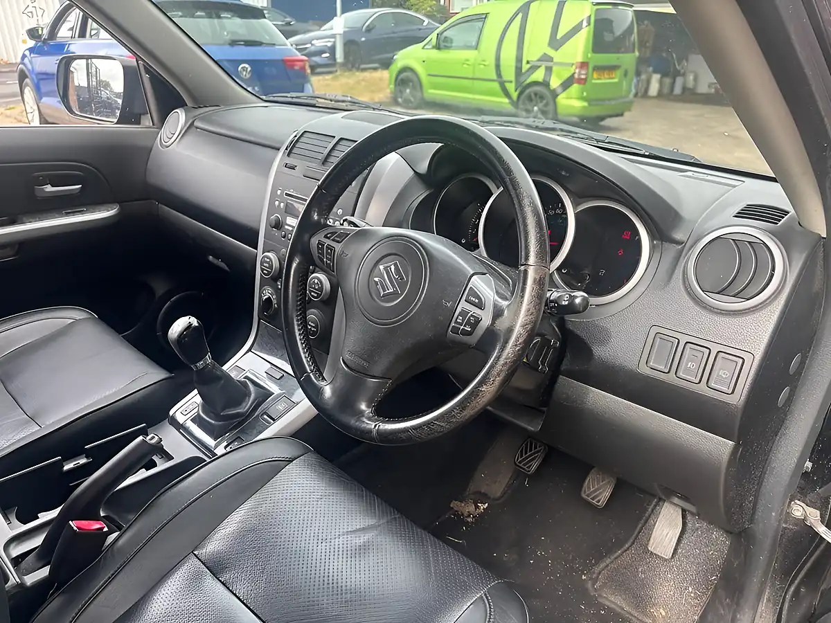 Used 2011 Suzuki Grand Vitara SZ5 Black - Interior and Exterior details 9