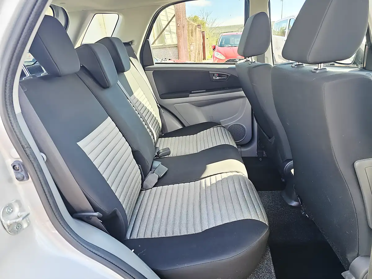 Used 2011 Suzuki SX4 SZ5 Silver - Interior and Exterior details 8