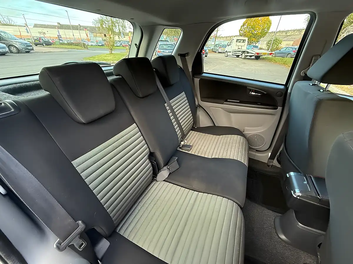 Used 2011 Suzuki SX4 SZ5 White - Interior and Exterior details 16