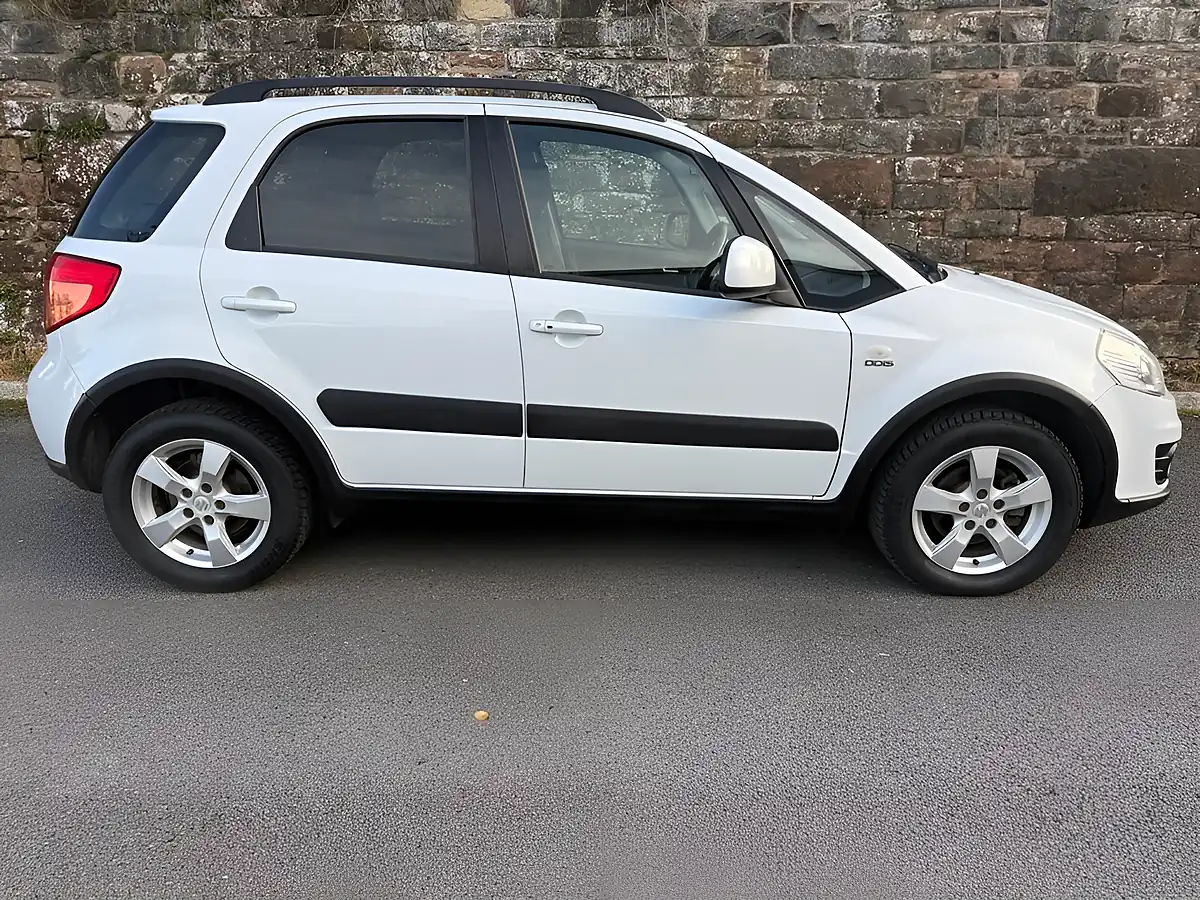 Used 2011 Suzuki SX4 SZ5 White - Interior and Exterior details 5