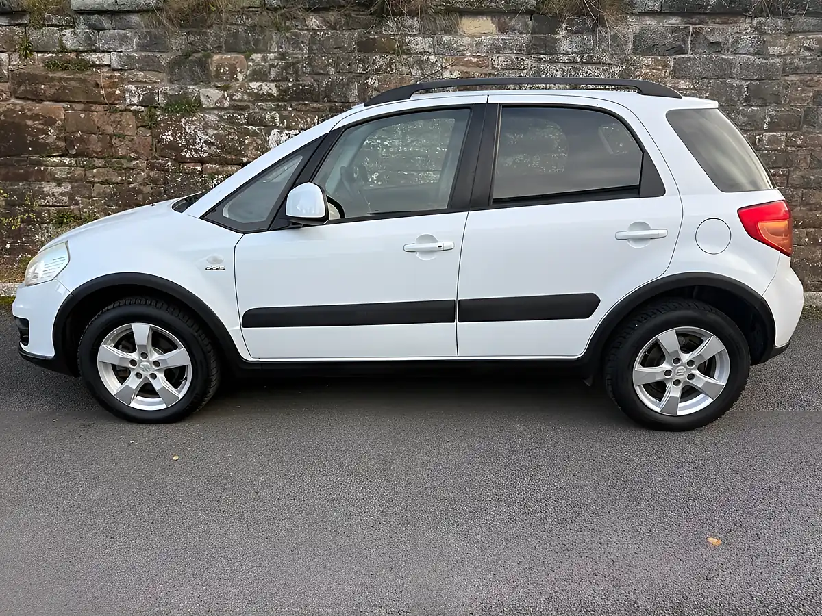 Used 2011 Suzuki SX4 SZ5 White - Interior and Exterior details 6