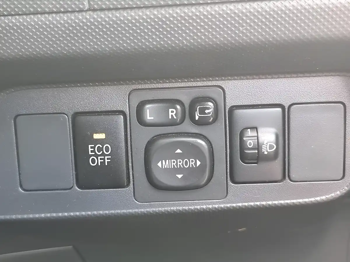 Used 2011 Toyota Auris Tr Silver - Interior and Exterior details 17