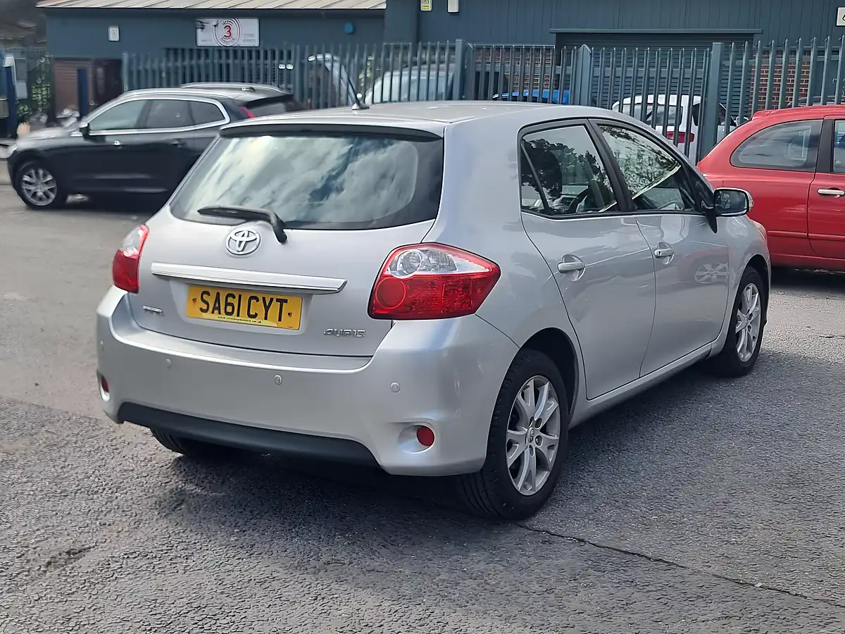 Used 2011 Toyota Auris Tr Silver - Interior and Exterior details 4