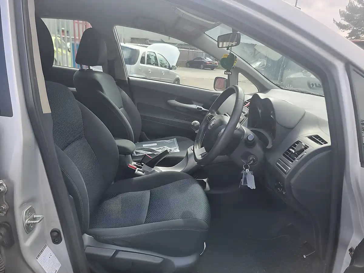 Used 2011 Toyota Auris Tr Silver - Interior and Exterior details 5