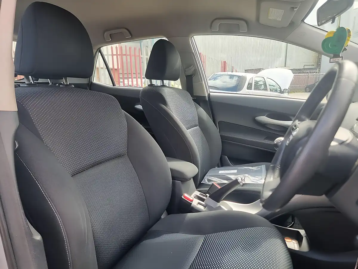Used 2011 Toyota Auris Tr Silver - Interior and Exterior details 6