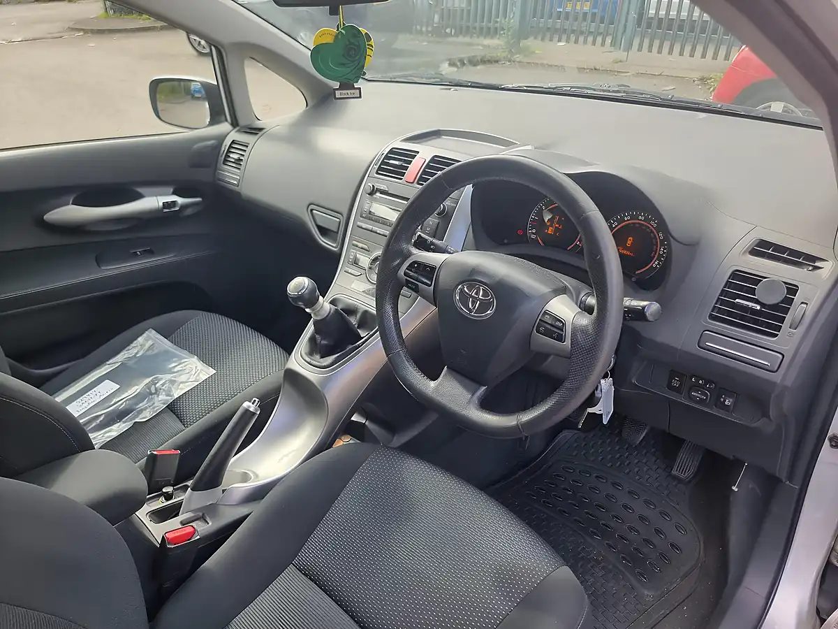 Used 2011 Toyota Auris Tr Silver - Interior and Exterior details 7