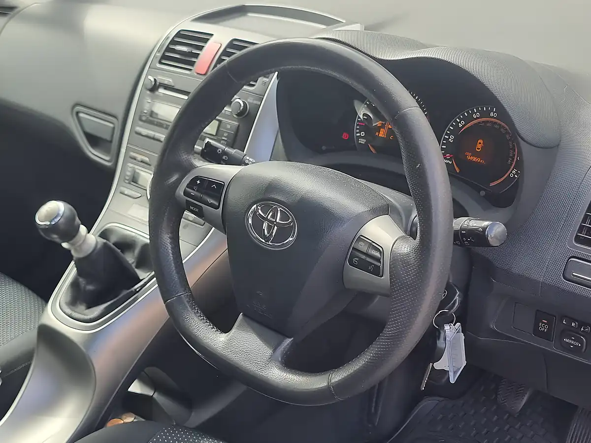 Used 2011 Toyota Auris Tr Silver - Interior and Exterior details 8
