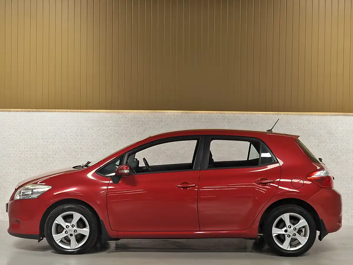 Used 2011 Toyota Auris Tr Vermillion Red - Interior and Exterior details 16