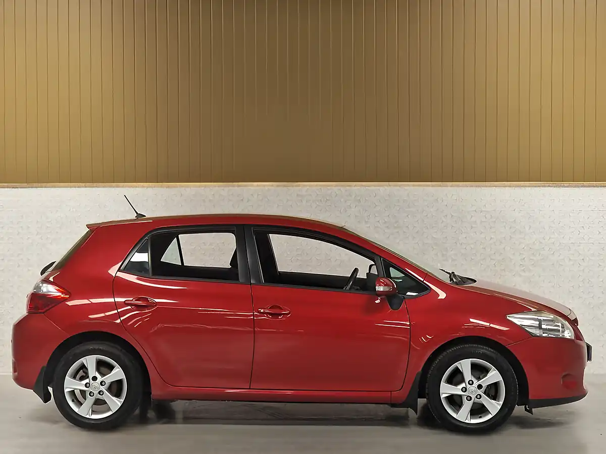 Used 2011 Toyota Auris Tr Vermillion Red - Interior and Exterior details 18
