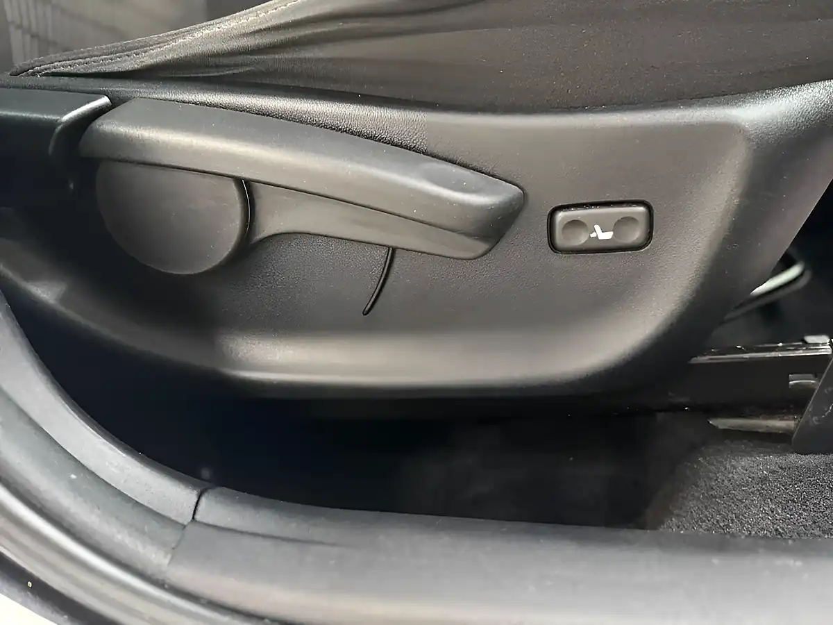 Used 2011 Toyota Avensis Tr Grey - Interior and Exterior details 15