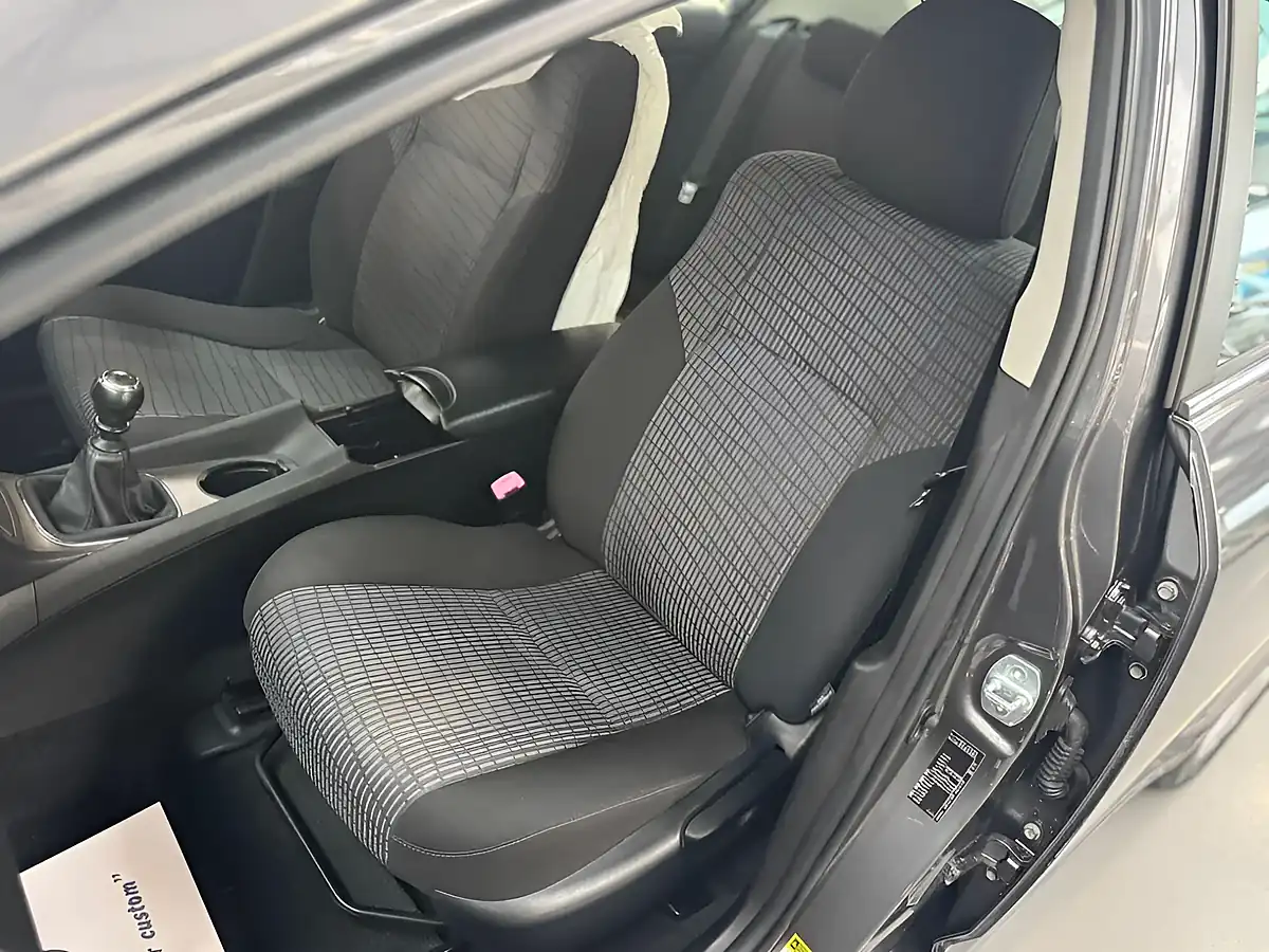 Used 2011 Toyota Avensis Tr Grey - Interior and Exterior details 16