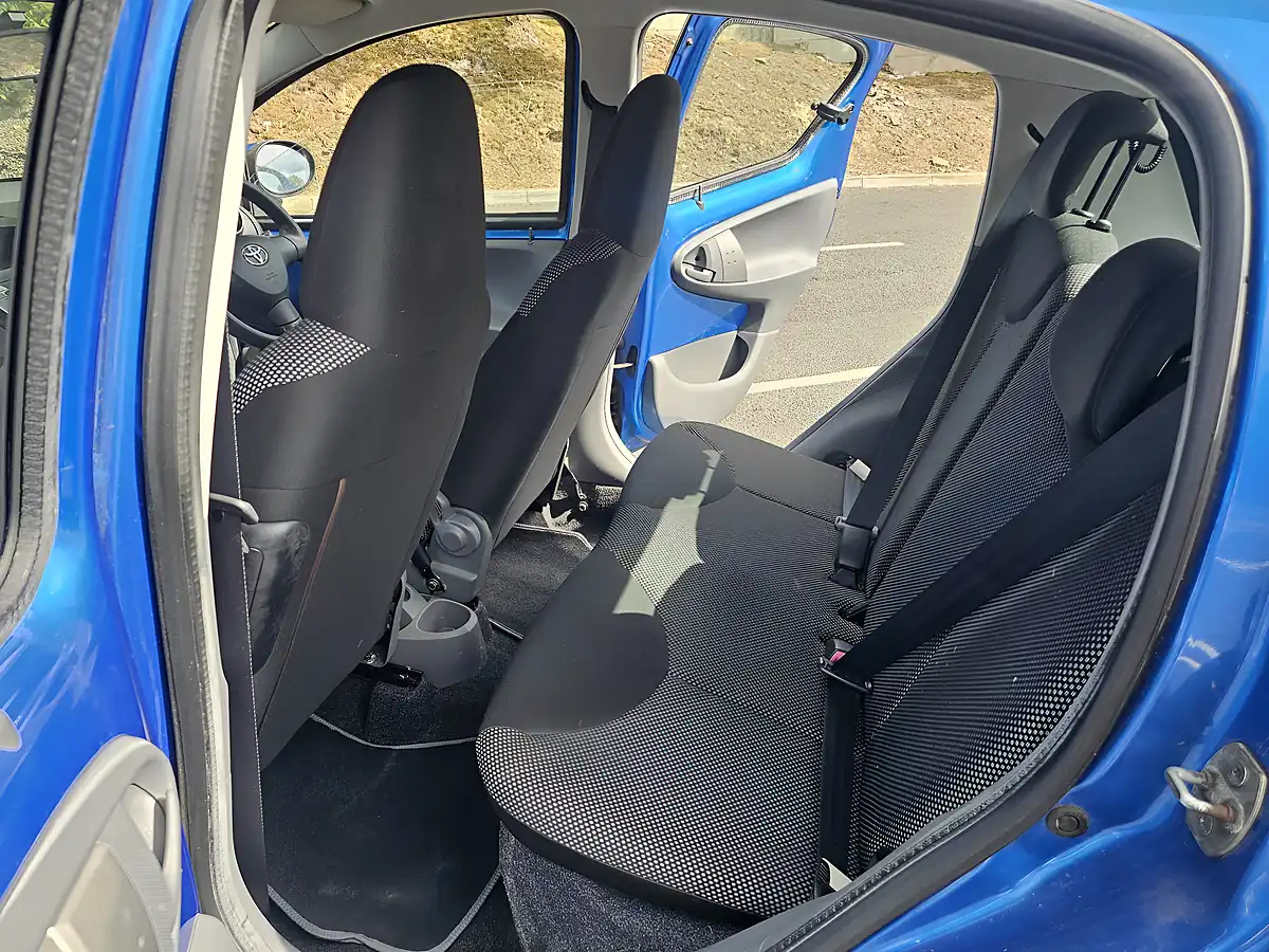 Used 2011 Toyota Aygo Blue Blue - Interior and Exterior details 17