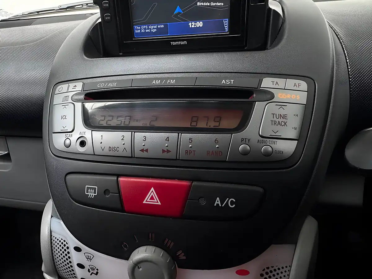 Used 2011 Toyota Aygo Go White - Interior and Exterior details 13