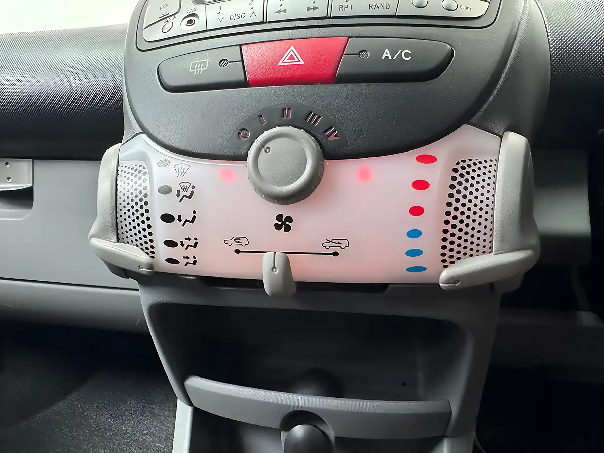 Used 2011 Toyota Aygo Go White - Interior and Exterior details 14