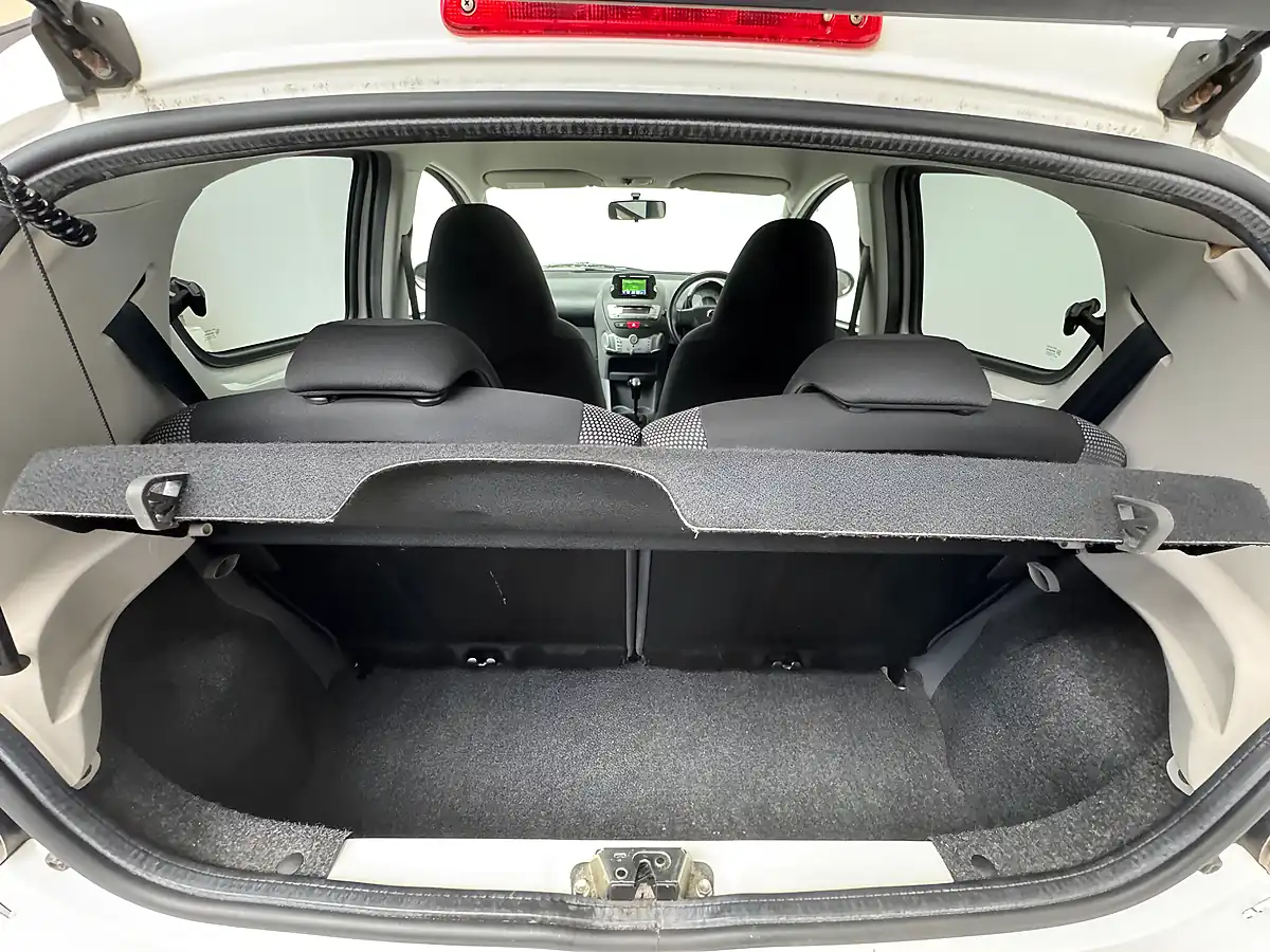 Used 2011 Toyota Aygo Go White - Interior and Exterior details 16