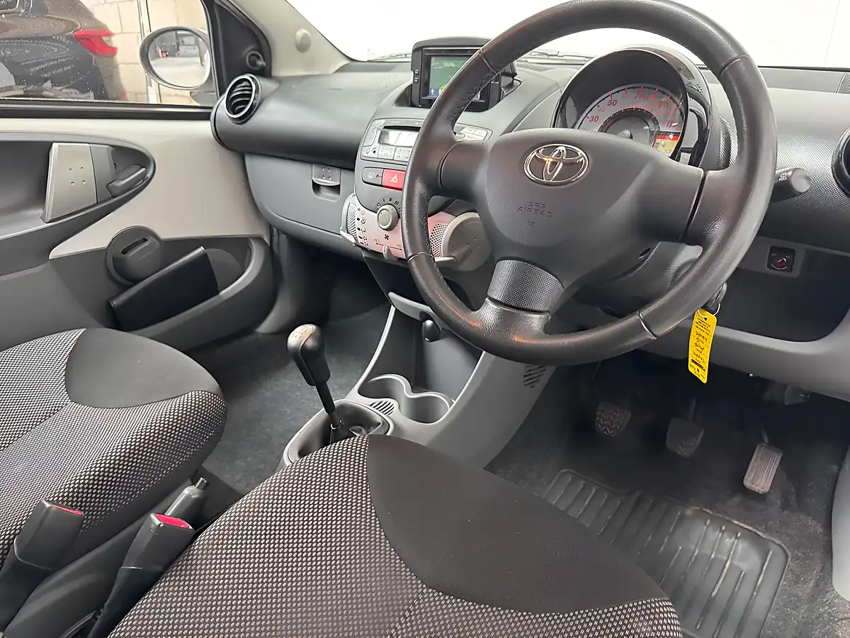 Used 2011 Toyota Aygo Go White - Interior and Exterior details 3