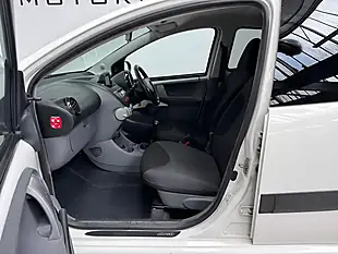Used 2011 Toyota Aygo Go White - Interior and Exterior details 8