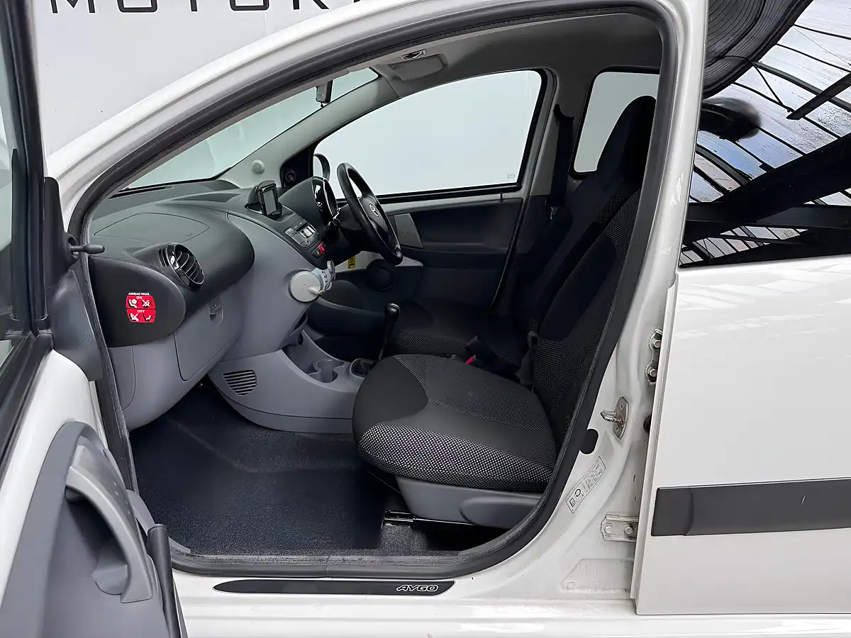 Used 2011 Toyota Aygo Go White - Interior and Exterior details 8