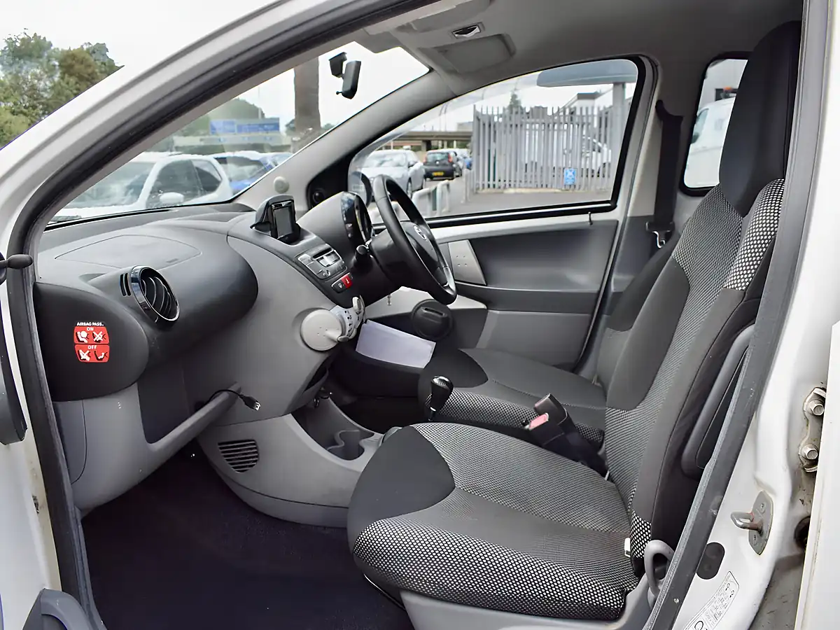Used 2011 Toyota Aygo Go White - Interior and Exterior details 13