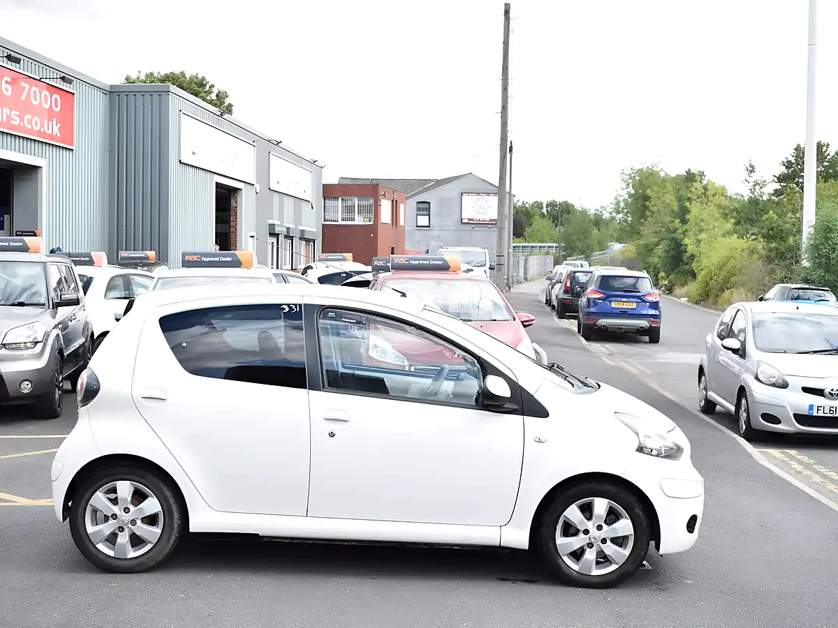 Used 2011 Toyota Aygo Go White - Interior and Exterior details 16