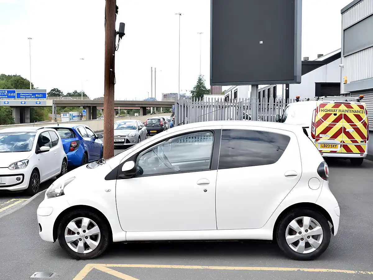 Used 2011 Toyota Aygo Go White - Interior and Exterior details 4