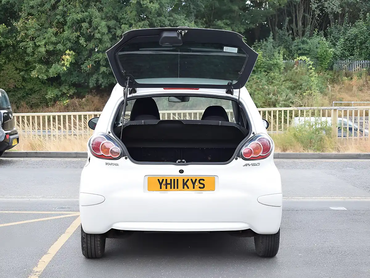 Used 2011 Toyota Aygo Go White - Interior and Exterior details 7