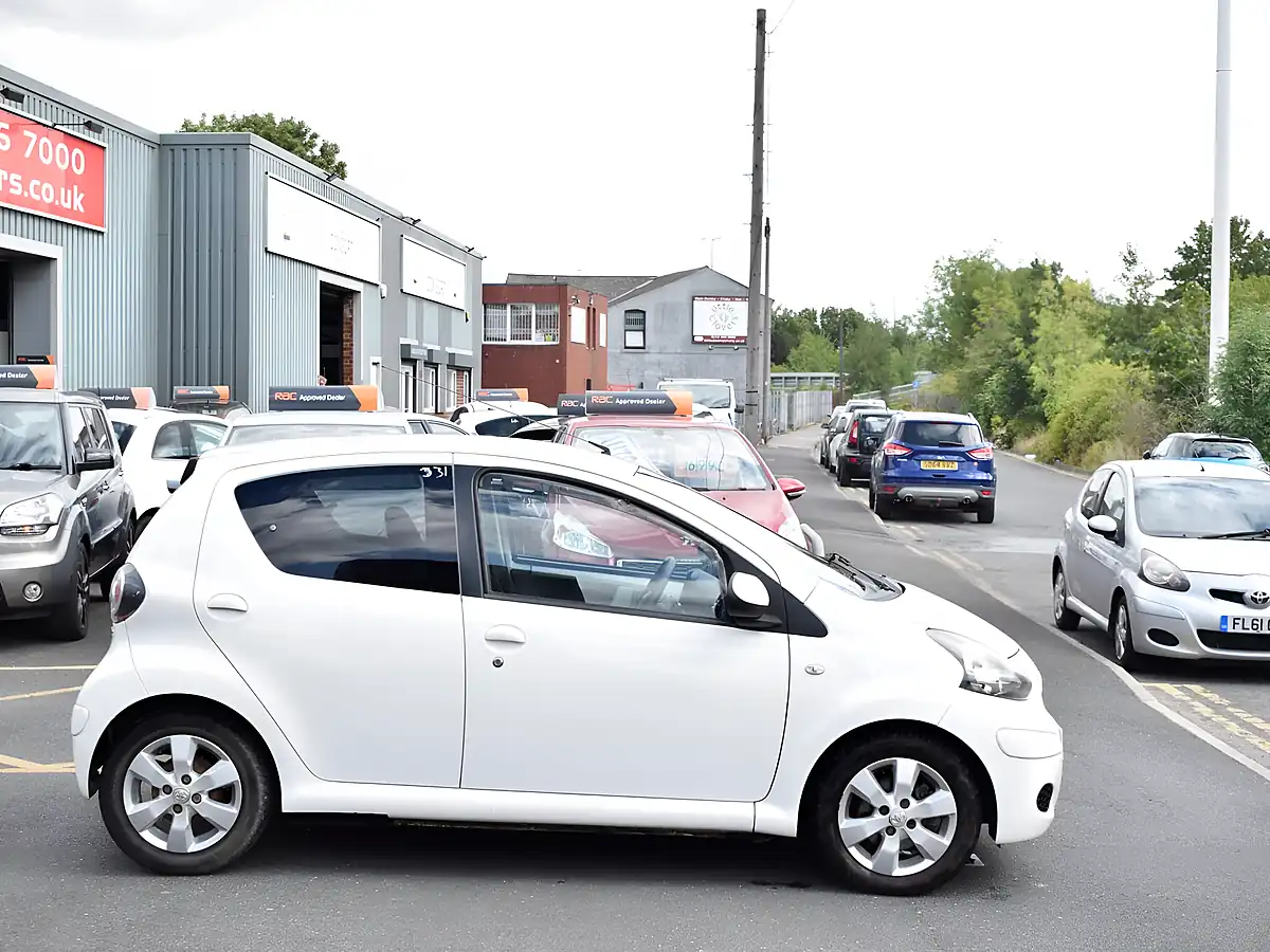Used 2011 Toyota Aygo Go White - Interior and Exterior details 9