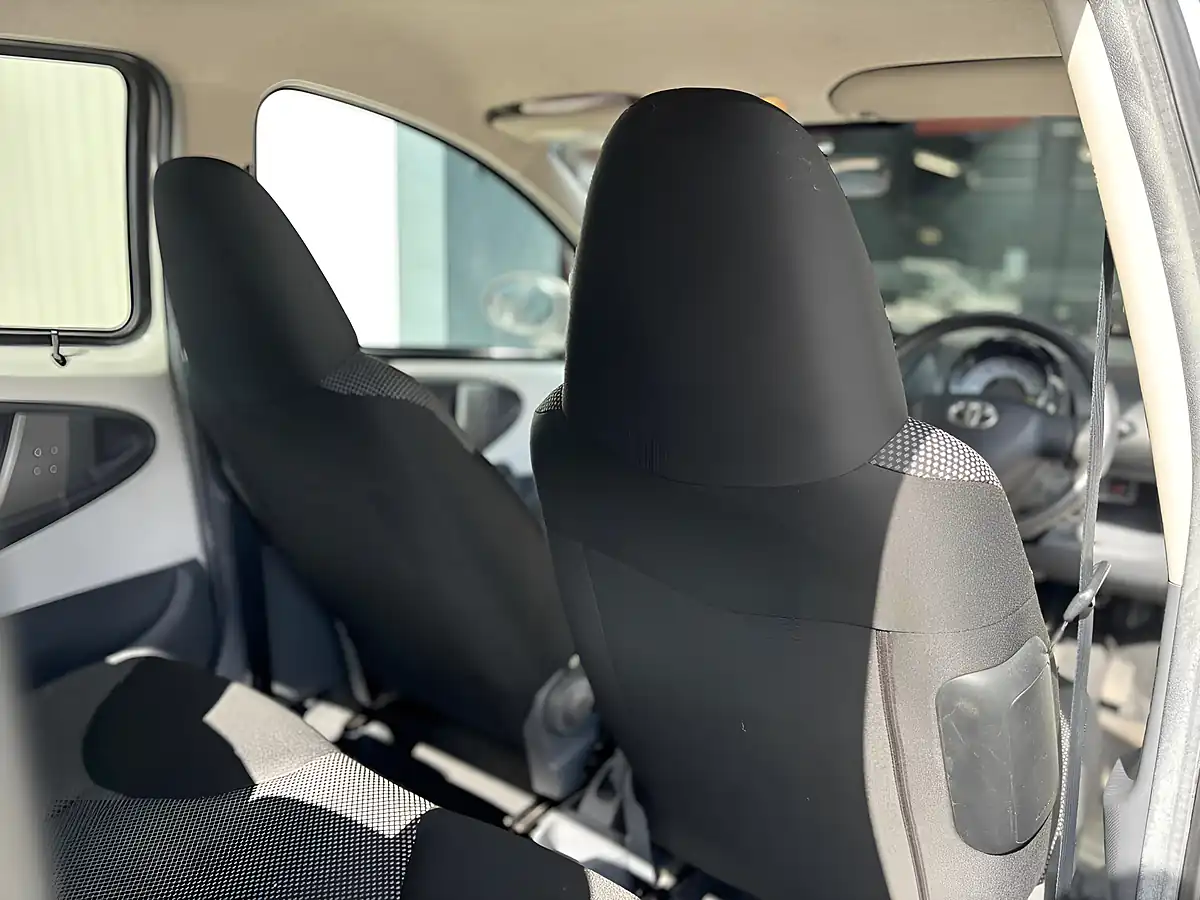 Used 2011 Toyota Aygo Go White - Interior and Exterior details 10